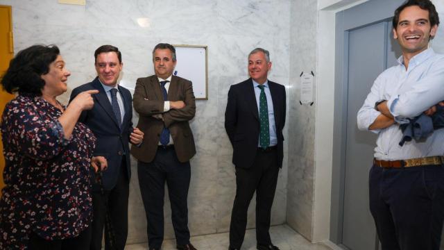 El alcalde, José Luis Sanz, y el delegado de Urbanismo, Juan de la Rosa, conversando sobre la nueva convocatoria de ayudas