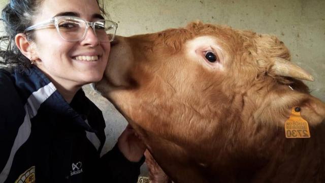 Sandra Arozamena Osorio y una vaca.