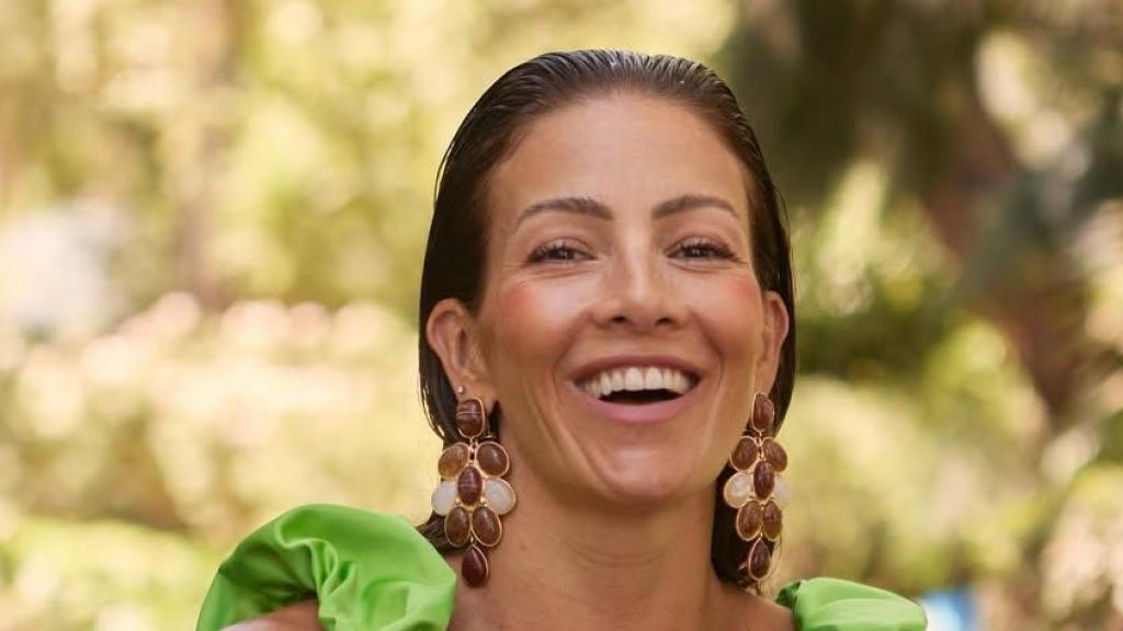 Virginia Troconis con un vestido de invitada de Moschino Jeans.