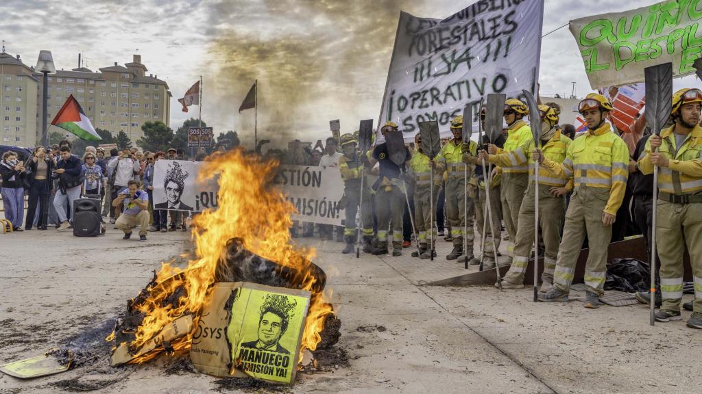 Manifestación de los bomberos forestales frente a las Cortes de Castilla y León, este viernes