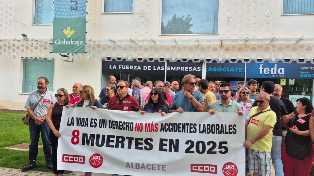 Manifestación de los sindicatos a la puertas de la sede de FEDA.