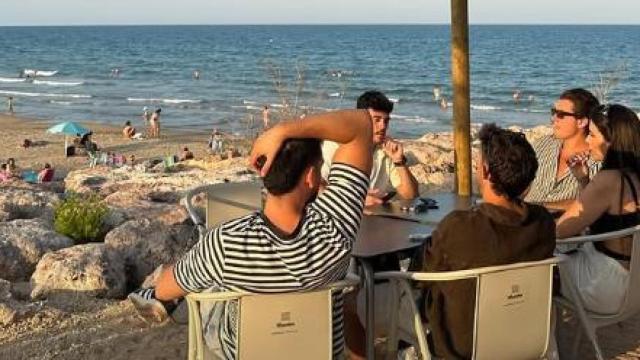 El chiringuito de un pueblo de Valencia con el mejor atardecer al lado de la playa.