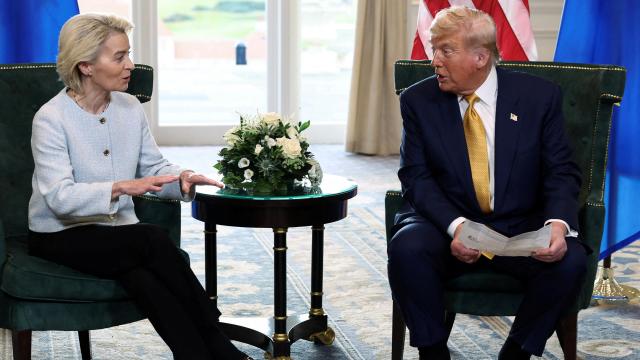 Ursula von der Leyen, presidenta de la Comisión Europea, charla con Donald Trump, presidente de Estados Unidos, tras el anuncio del acuerdo comercial entre ambas regiones a finales de julio.