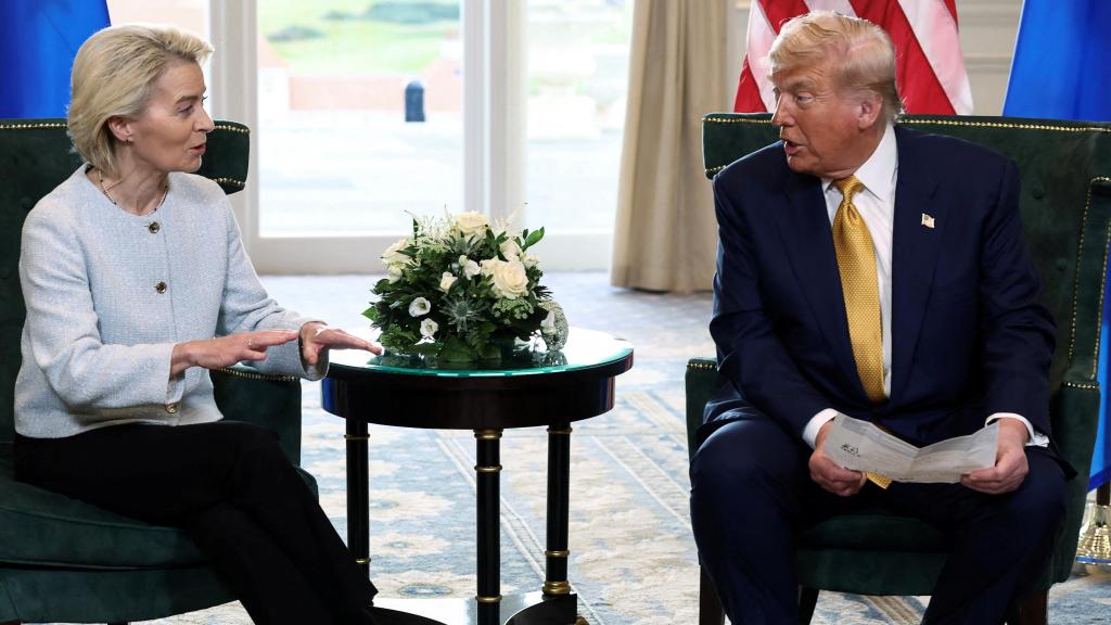 Ursula von der Leyen, presidenta de la Comisión Europea, charla con Donald Trump, presidente de Estados Unidos, tras el anuncio del acuerdo comercial entre ambas regiones a finales de julio.