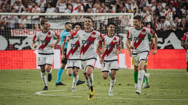 Sergio Camello celebra el segundo gol del Rayo en el partido ante el Neman Grodno.