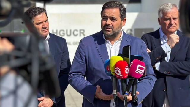 Paco Núnez atiende a los medios en la fachada del Hospital de Ciudad Real