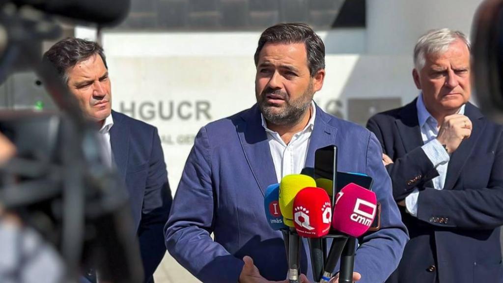 Paco Núnez atiende a los medios en la fachada del Hospital de Ciudad Real