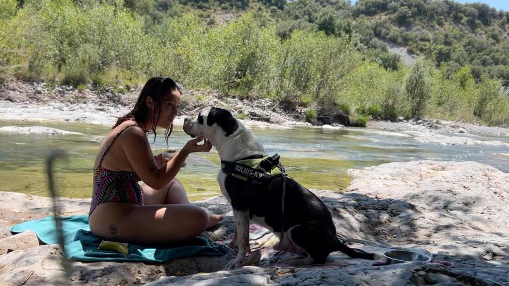 Sandra junto a su perro en el Pirineo.