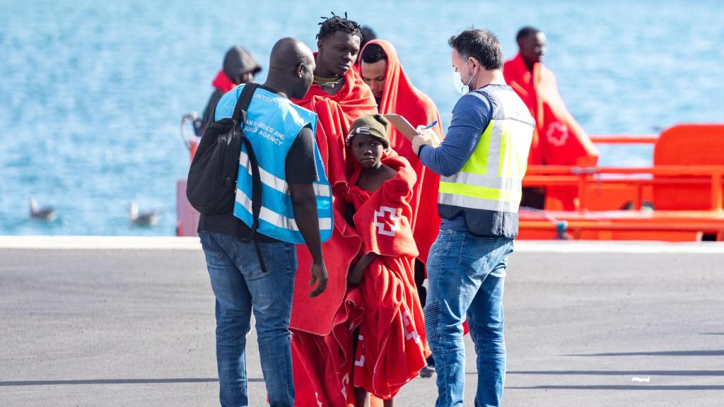 Agentes de los equipos de emergencia atienden a los migrantes en el muelle de Arrecife, imagen de archivo. Europa Press Canarias