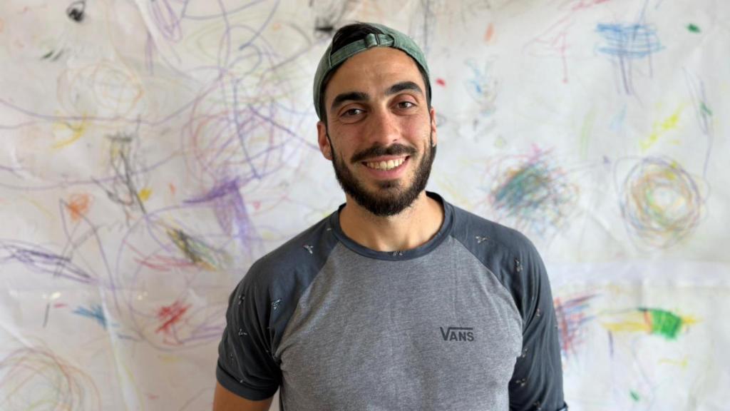 Juan Arribas posa en un aula de su centro educativo en Alemania