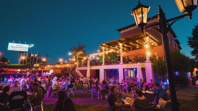 Una de las terrazas del hotel-restaurante.