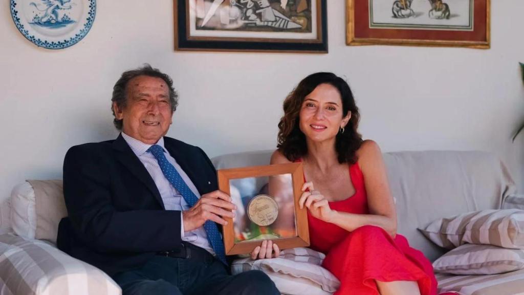 Ussía con Ayuso el 28 de agosto al recibir la medalla de Cultura de la Comunidad de Madrid. Foto: EFE