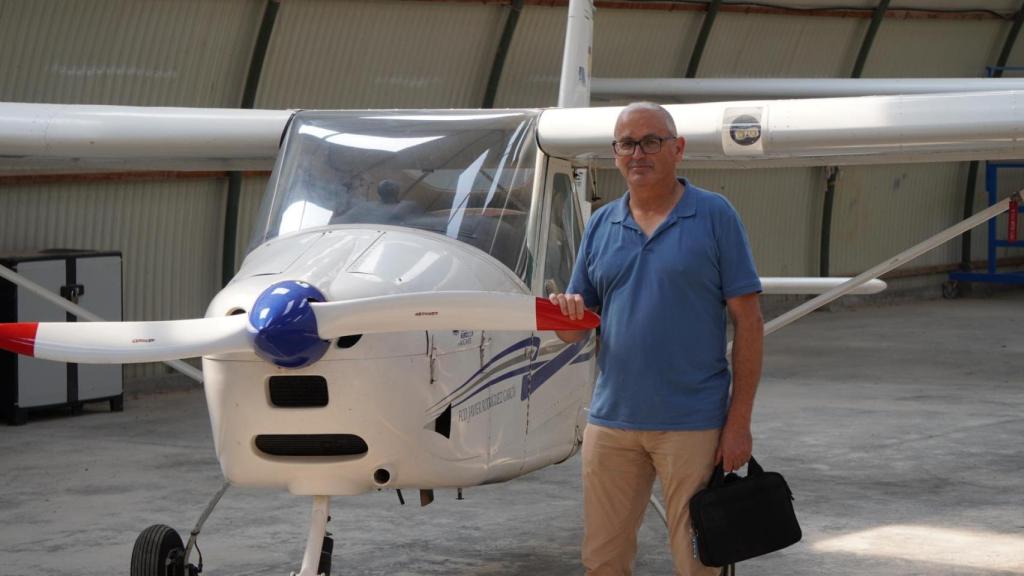 Jesús con el avión ultraligero que pilota.