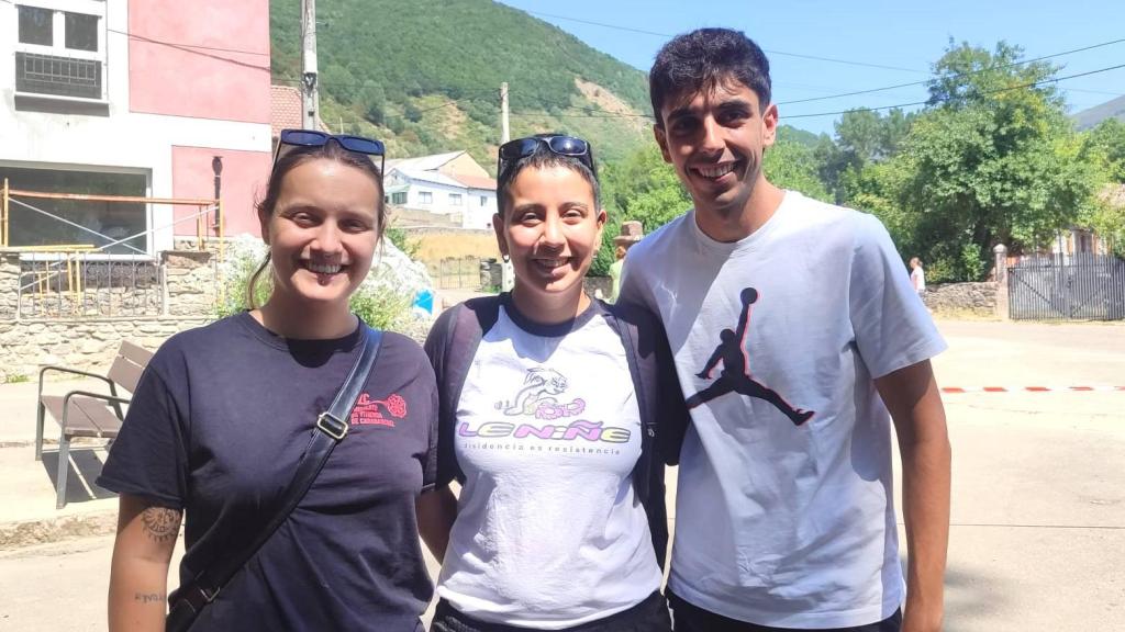 Víctor Castro con dos de las personas que han colaborado en el proyecto