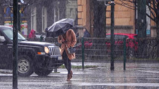 Mujer bajo la lluvia