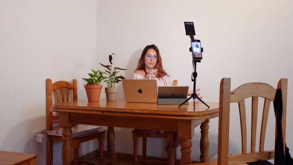 La joven también sube contenido en redes sociales.