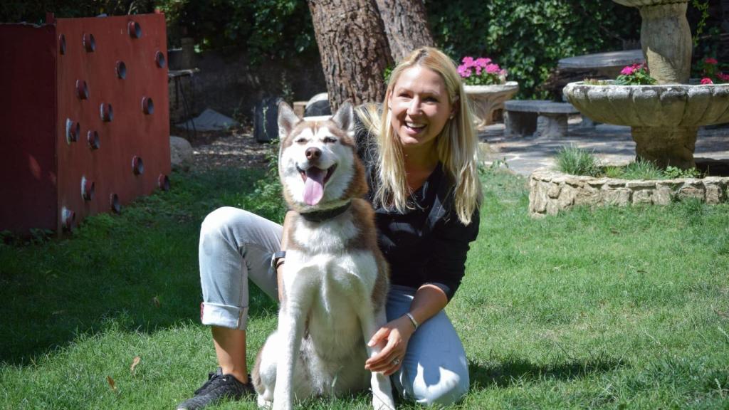 Anika Rytel, educadora canina en Perros&Puntos, con un perro.