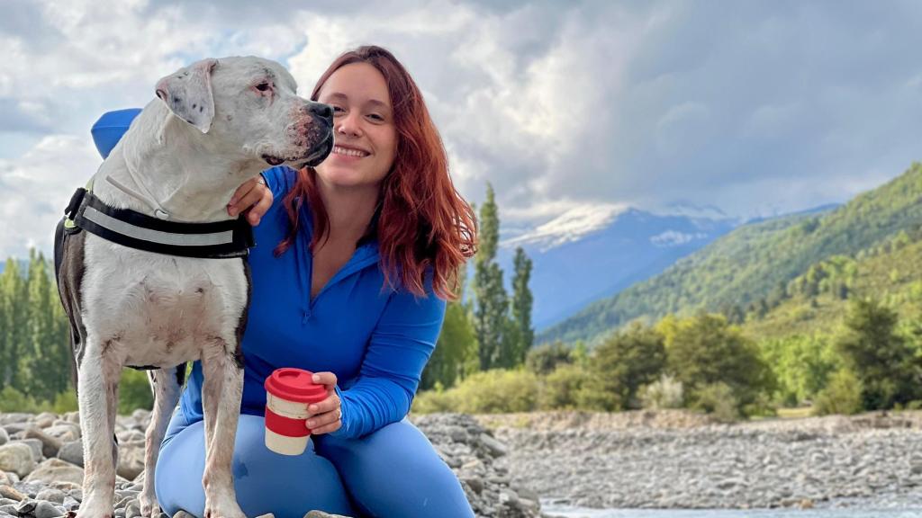 Sandra junto a su perro.