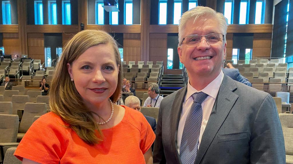 Los gobernadores de la Fed Michelle Bowman y Christopher Waller durante una conferencia en la Universidad de Stanford.