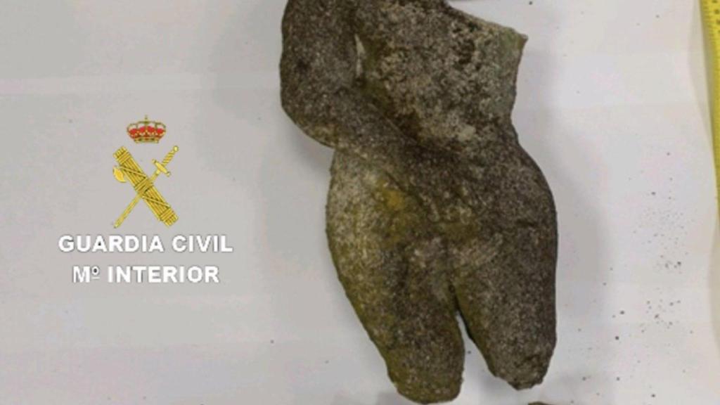 Restos de una figura desprendida del cruceiro de O Hío, en Cangas (Pontevedra), como consecuencia de un accidente de tráfico