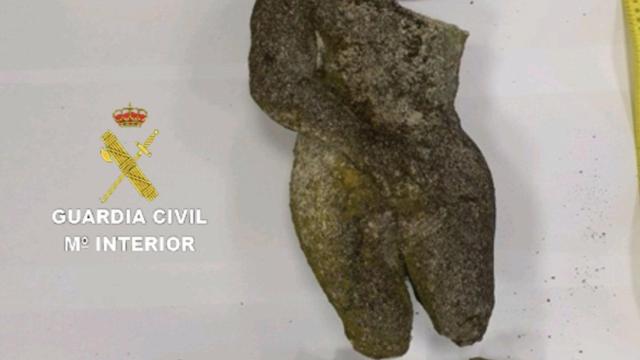 Restos de una figura desprendida del cruceiro de O Hío, en Cangas (Pontevedra), como consecuencia de un accidente de tráfico