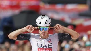 Juan Ayuso celebra su victoria de etapa en Cerler (Huesca).
