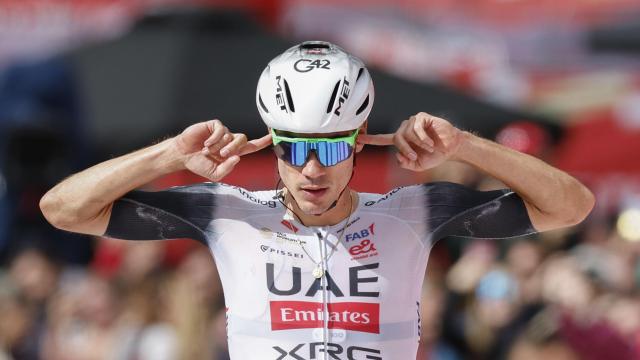Juan Ayuso celebra su victoria de etapa en Cerler (Huesca).