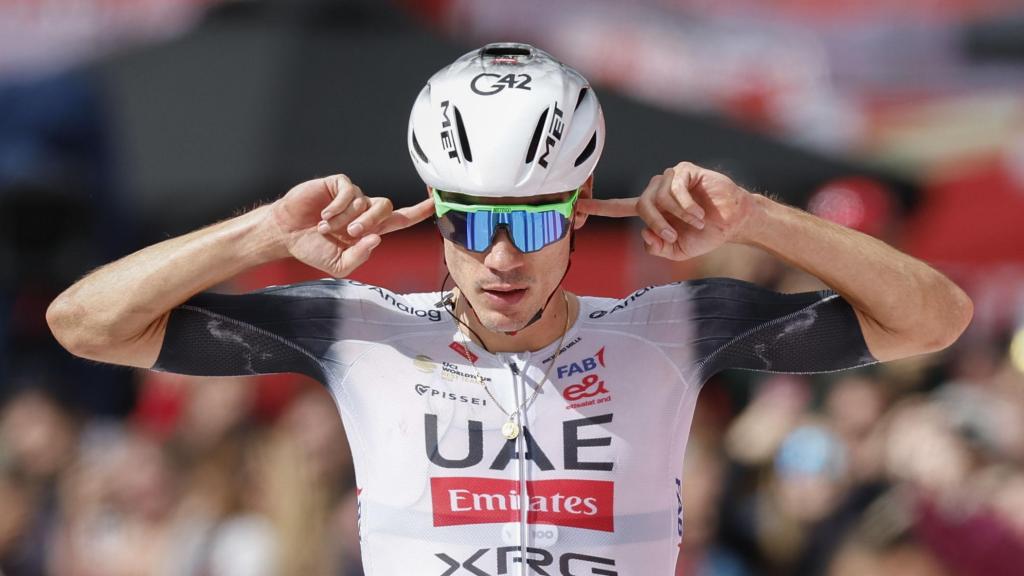 Juan Ayuso celebra su victoria de etapa en Cerler (Huesca).