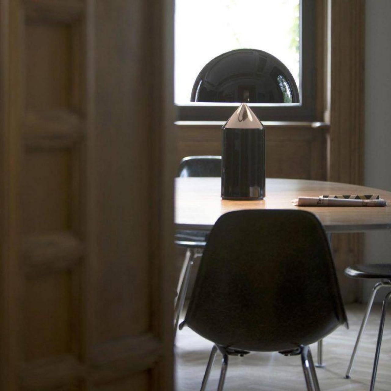 Lámpara Atollo de Oluce (50cm x 50cm x 70cm) por 1.604 euros disponible en Naharro.