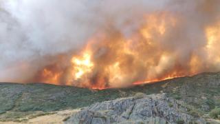 Llamas del incendio de Porto de Sanabria mientras Alberto descendía con su ganado