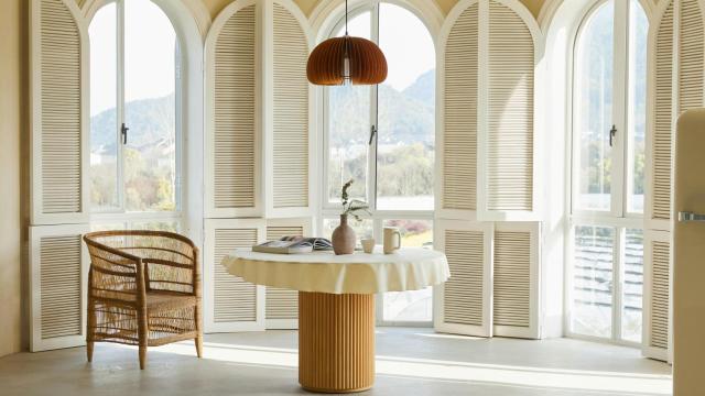 Imagen de un salón con ejemplo del empleo de la tendencia de las curvas y las materias primas naturales.