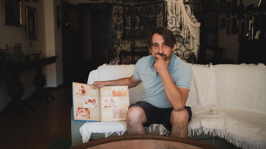 Ignacio Vilariño sostiene un álbum familiar con fotografías de su tía, Mati Muñoz, cuando era joven; los Muñoz Cazorla eran cuatro hermanos, dos de los cuales han fallecido.