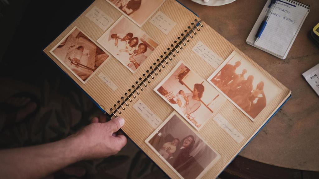 Detalles del álbum familiar de la familia Vilariño, donde se puede ver a Mati Muñoz en su juventud.