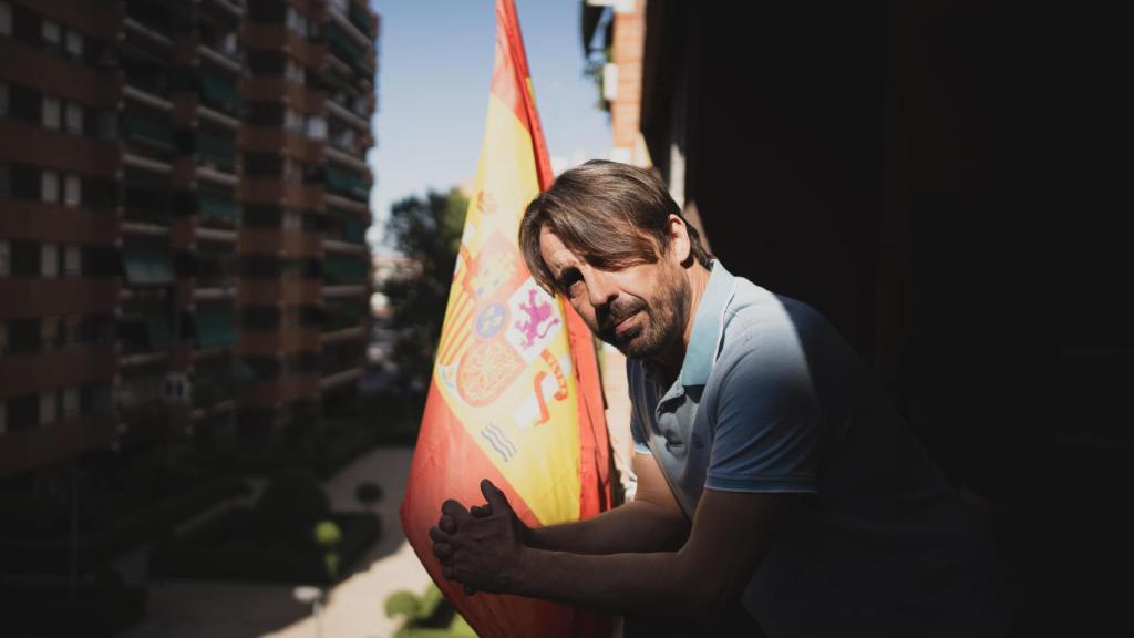 Ignacio Vilariño posa frente a una bandera de España: Jamás me he avergonzado de nuestra bandera. Por eso, pido al Gobierno de España que nos ayude.