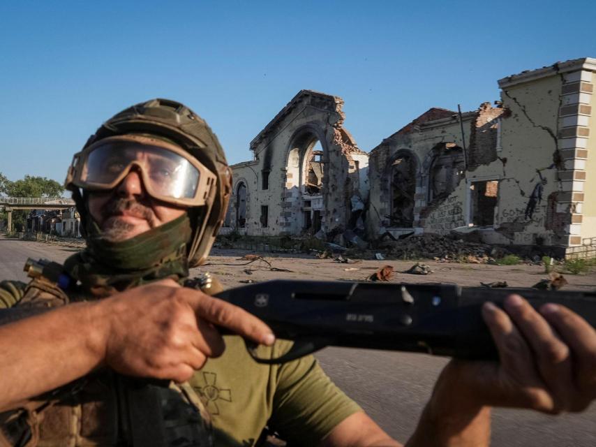 Un militar ucraniano sostiene una escopeta mientras observa el cielo en busca de drones de combate rusos en la ciudad de Kostiantynivka.
