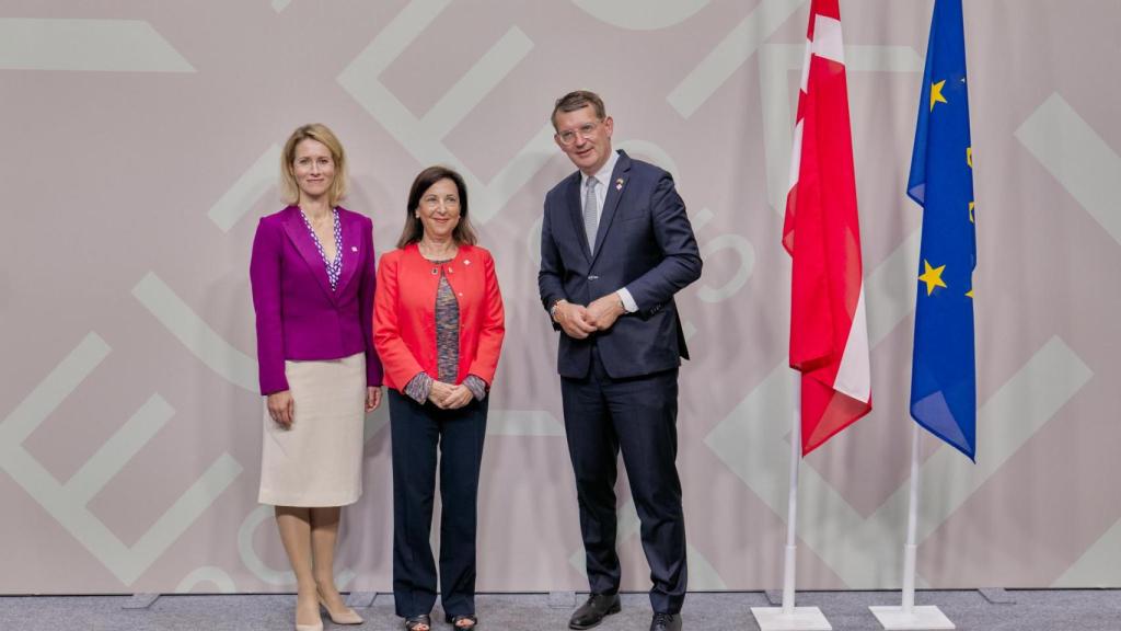 Kaja Kallas, Alta Representante de la UE para Asuntos Exteriores y Política de Seguridad, Margarita Robles, ministra de Defensa de España y Troels Lund Poulsen, ministro de Defensa danés