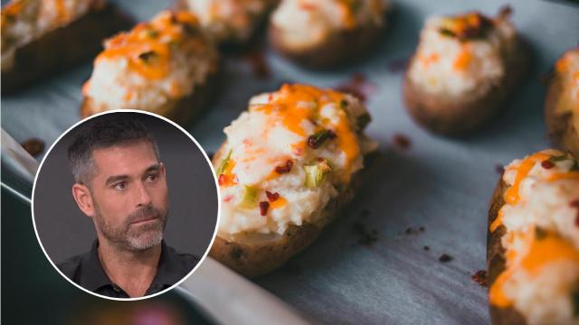 Patatas rellenas y Pablo Ojeda.