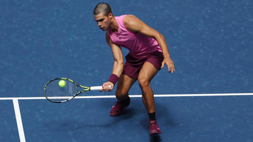 Alcaraz realiza una dejada en su duelo ante Darderi de este viernes.