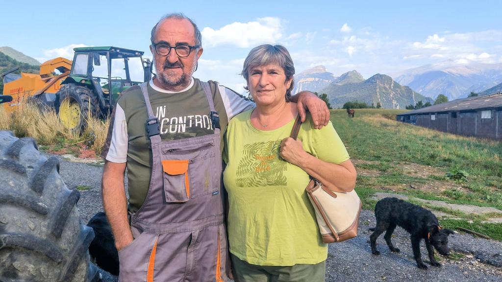 Miguel Ángel y Ana, los últimos de Bacamorta, otro pueblo (sin vacas vivas o muertas pero con ovejas) del Pirineo aragonés a punto de extinguirse