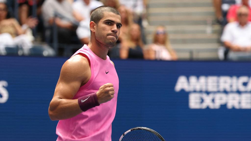 Alcaraz celebra un punto en su duelo ante Darderi.