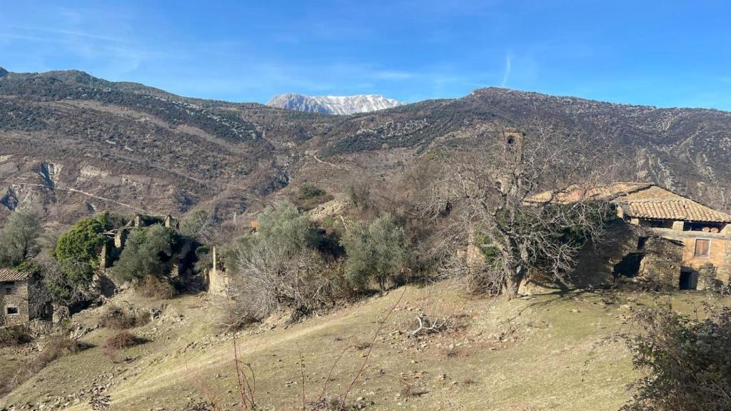 El pueblo original está situado en un escarpe al que no alcanza ni la carretera.