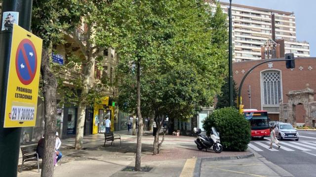 Señales de prohibido estacionar en el entorno de la Puerta del Carmen.