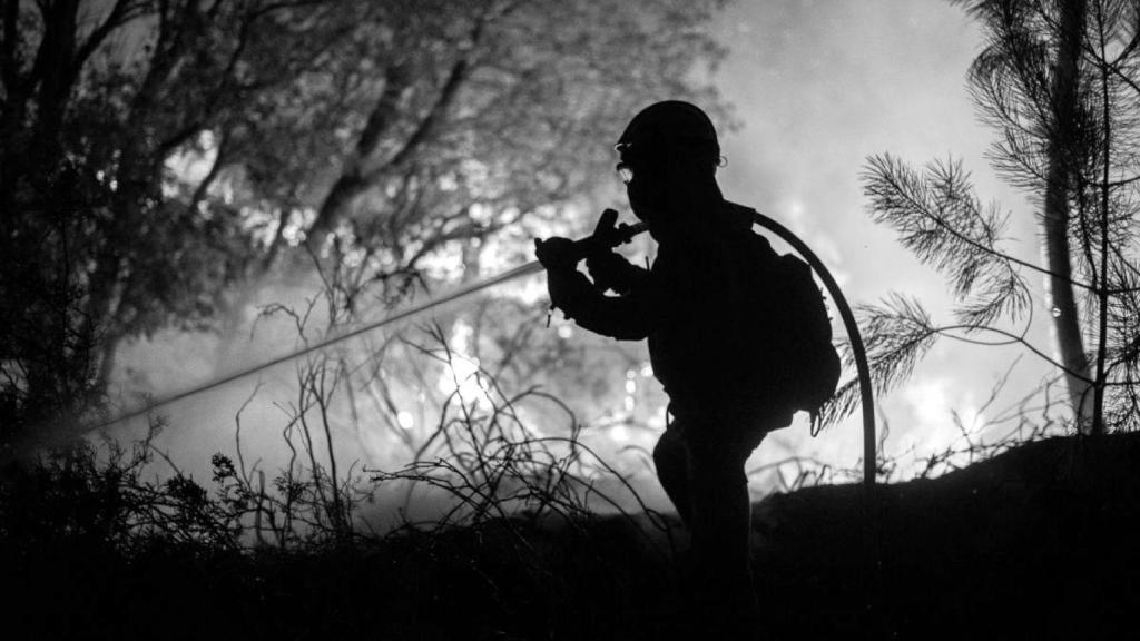Un bombero español lucha contra un incendio forestal.
