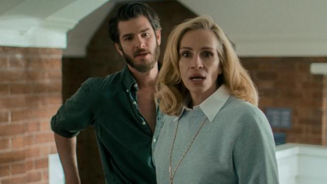 Julia Roberts (primer plano) en un fotograma de la película 'Caza de brujas', dirigida por Luca Guadagnino uista histérica