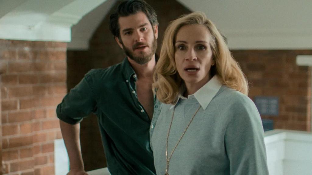 Julia Roberts (primer plano) en un fotograma de la película 'Caza de brujas', dirigida por Luca Guadagnino uista histérica