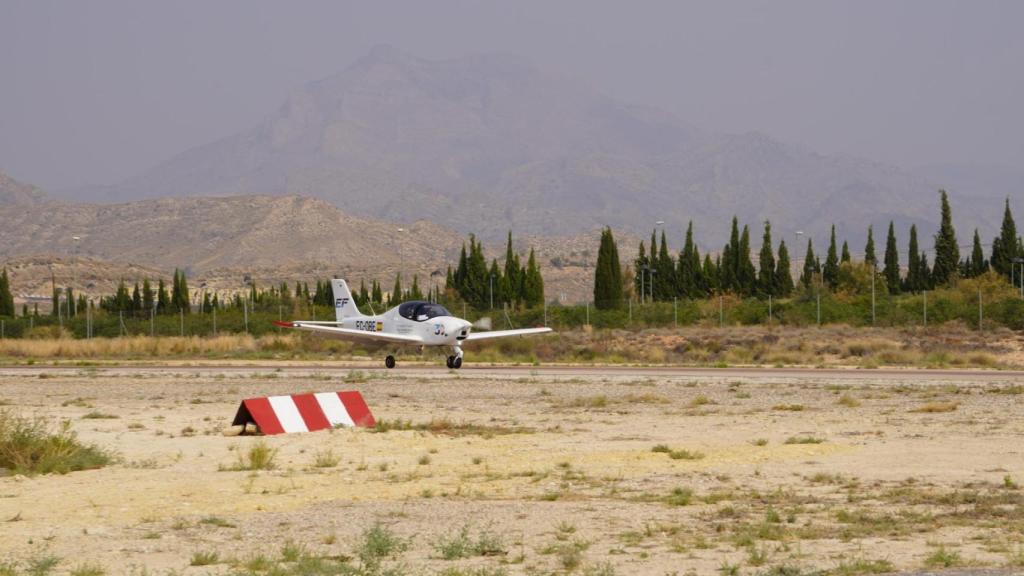 Un avión aterriza en el aeródromo de Mutxamel.
