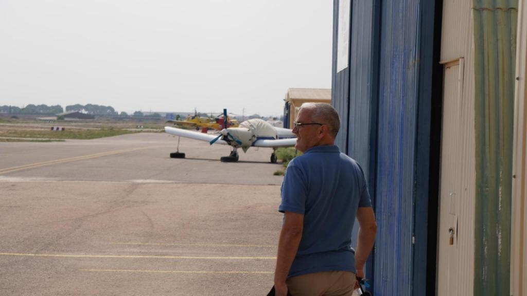 Jesús de camino al hangar.