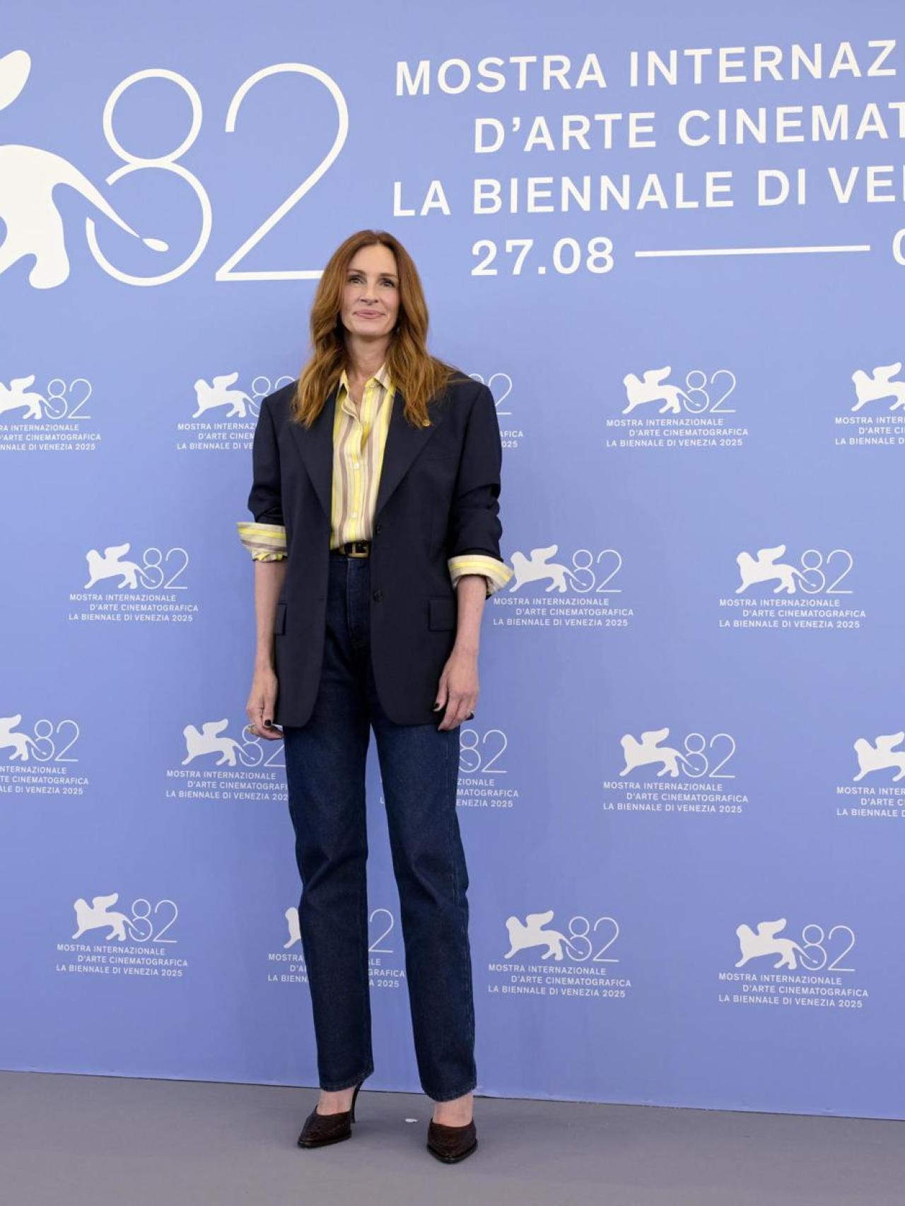 La actriz ha deslumbrado en la presentación de su película con un look 'navy'.