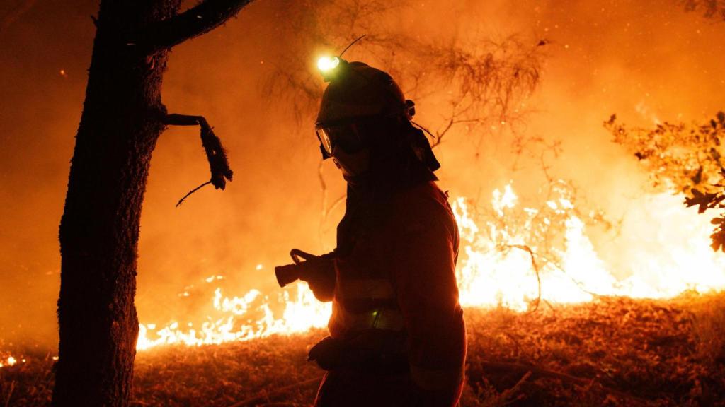 Un bombero lucha contra el fuego en el incendio Oimbra (Ourense), el pasado 19 de agosto.