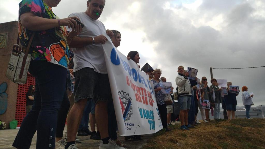 Vecinos de Vigo concentrados contra el abandono de las instalaciones deportivas municipales